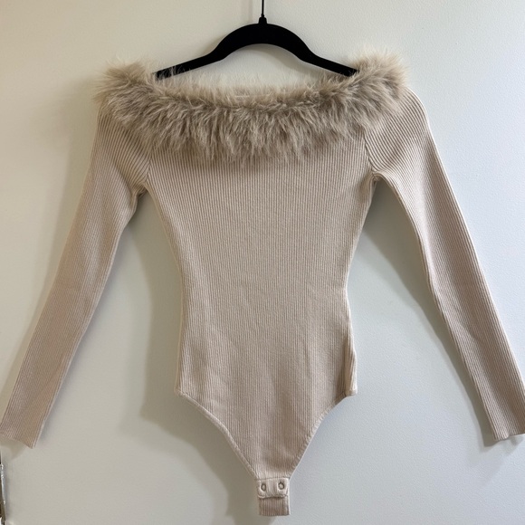 Sweet Rain Cream Ribbed Knit Top Bodysuit Faux Fur neckline Size S - Picture 2 of 8